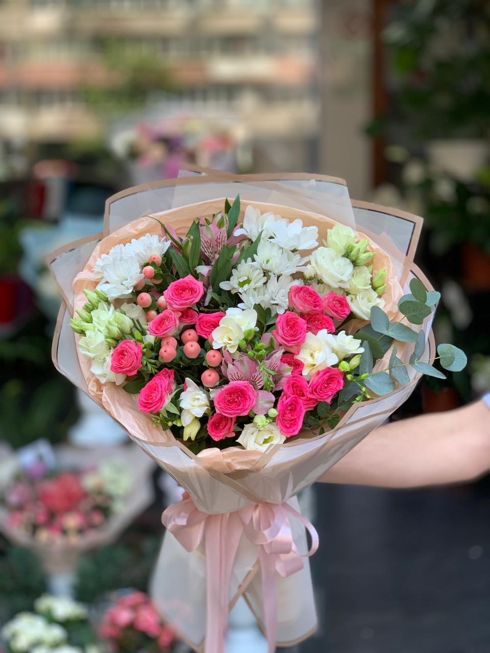 Buchet de trandafiri roz și crem, crizanteme, alstroemeria, hypericum și eucalipt